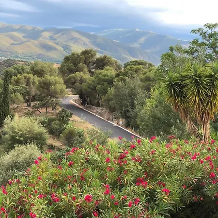 Maison d'hôtes Château De La Sybille, Vue Imprenable Sur Le Canigou Et Les Orgues D'ille Sur Têt *