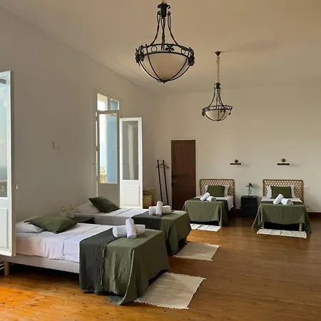 Maison d'hôtes Château De La Sybille, Vue Imprenable Sur Le Canigou Et Les Orgues D'ille Sur Têt